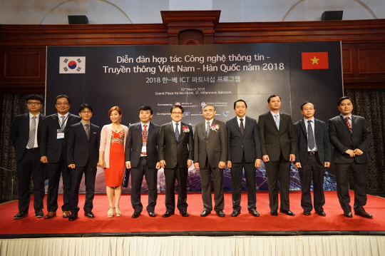 과학기술정보통신부와 베트남 정보통신부가 22일 베트남 하노이 그랜드플라자호텔에서  '2018 한국-베트남 ICT 파트너십 프로그램' 을 개최했다. 유영민 과학기술정보통신부 장관(왼쪽 여섯 번째)과 응웬민홍 베트남 정보통신부 차관(왼쪽 일곱 번째)이 기념촬영 하고 있다. <과학기술정보통신부 제공>